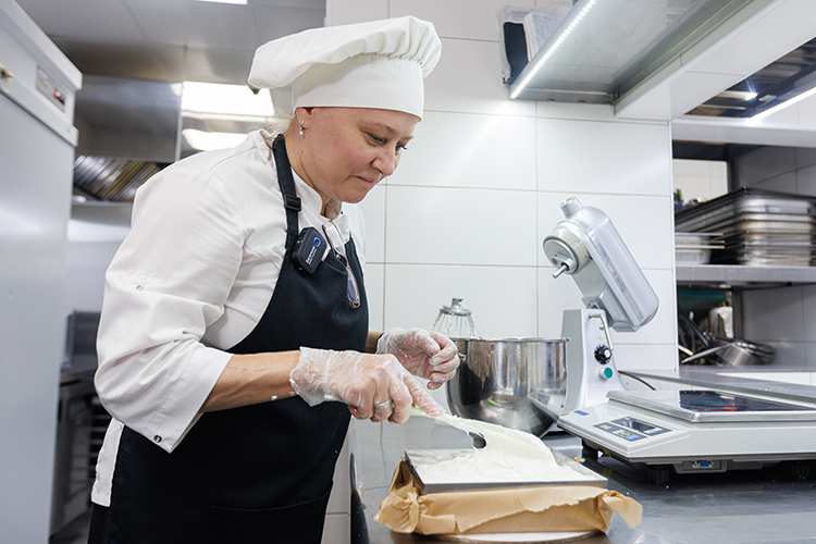 «Продукты простые — белок, сахар, сгущенное молоко, сливочное масло, — рассказывает кондитер ресторана «Вишня золотая» Дина Головнина