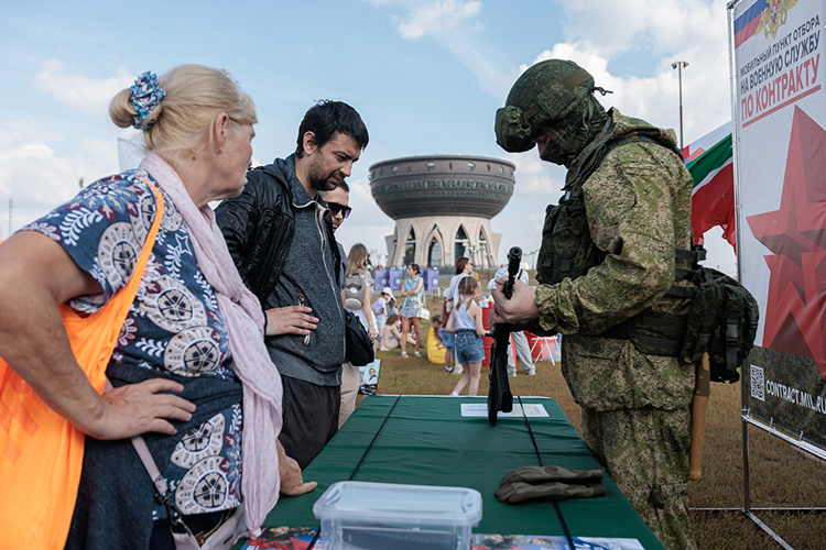 В начале работы площадки у Центра семьи «Казан» здесь проходила акция «Вступай в армию победы», где посетители смогли посмотреть выставку оружия, рукопашный бой и попробовать себя в сборке автомата Калашникова