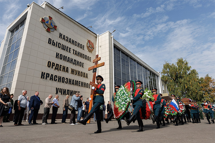 Проститься с Валерием Хахиным пришли сотни выпускников-танкистов