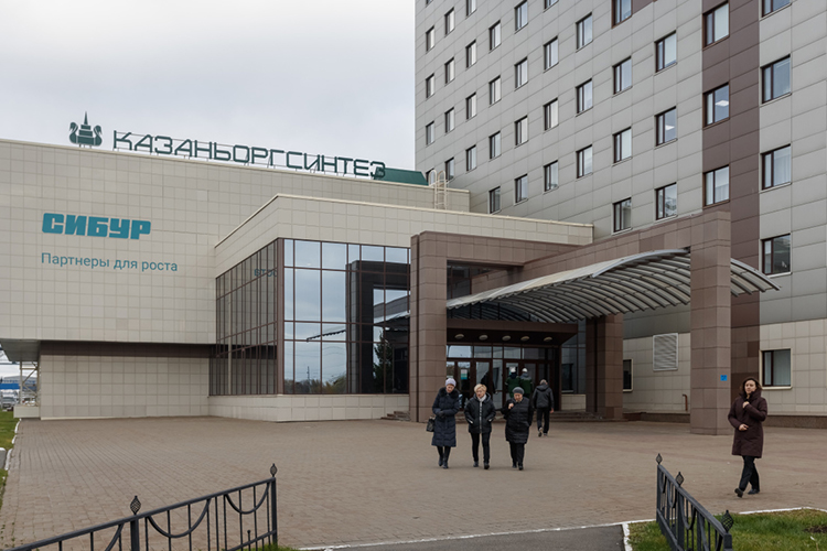 На зданиях «Нижнекамскнефтехима» и «Казаньоргсинтеза» были демонтированы тотемные символы ТАИФа — с изображением крылатого барса