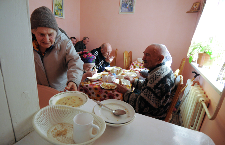 Даже с учетом того, что никаких лицензий для начала деятельности получать не надо, в республике частные дома престарелых негласно делятся на тех, кто работает «вбелую», открыто для всех контролирующих органов, и тех, кто никаких данных о себе не подает