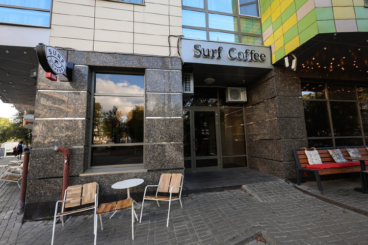 Популярная кофейня Surf Coffee выросла до 11 точек. В последние пару месяцев она открылась сразу в трех новых местах: на первом этаже ТЦ KazanMall, в ЖК Altura на ул. Касаткина, и на ул. Муштари, где было легендарное кафе «Гурмэ»