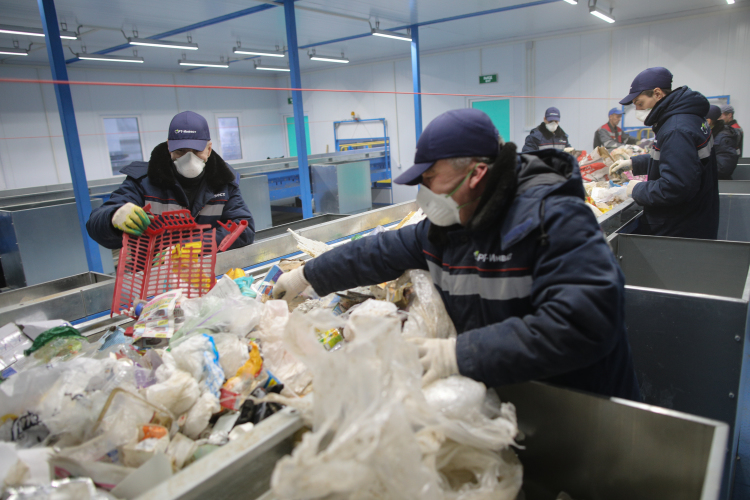 Власти региона отвечают за обращение с отходами, и эта сфера должна быть полностью контролируемой — ее нельзя отдавать на откуп одному лишь бизнесу, который волнуют в первую очередь вопросы прибылей