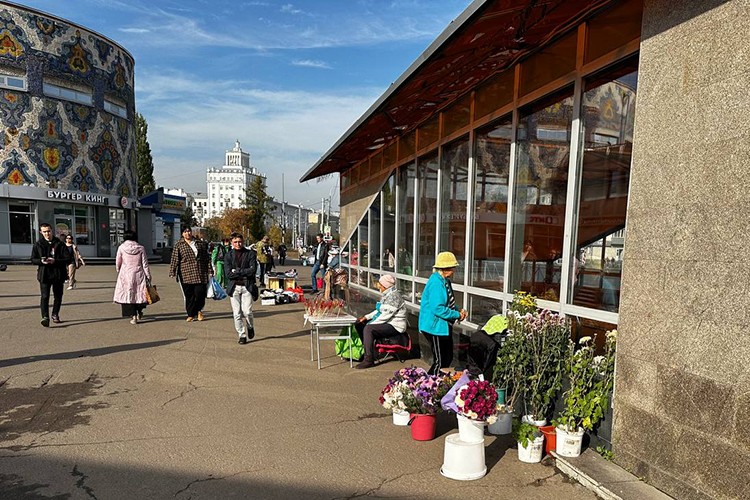 Всего на тротуаре и у метро корреспондент издания насчитал около полусотни торговцев