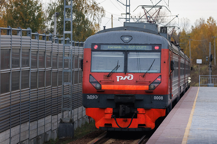 Судя по расписанию, промежуток между электричками в сторону МАКа — от 1 часа 20 минут до 3 часов 18 минут, в сторону Казани — от 35 минут до 2 часов 58 минут