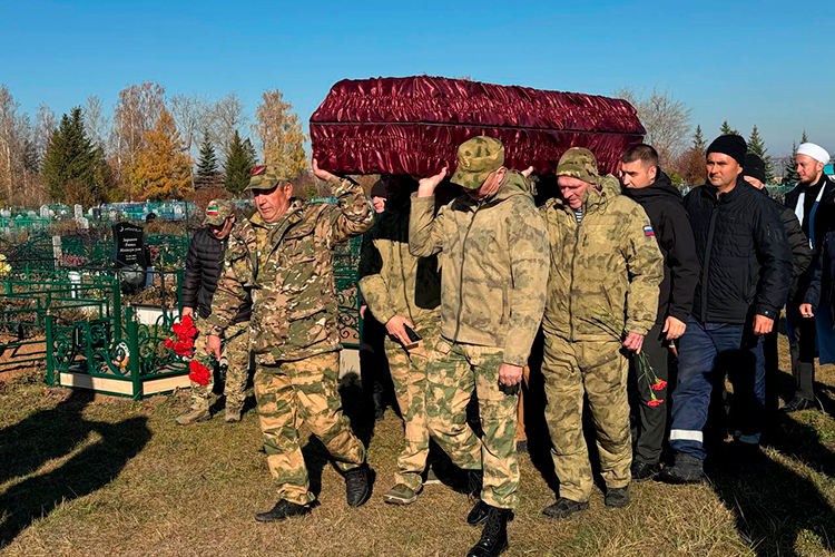  Последние несколько десятков метров гроб с Фоатом перехватили его сослуживцы, которые донесли его до могилы и отправили бойца с последний путь 