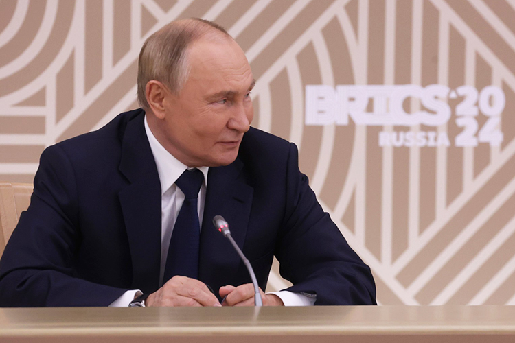 Программа первого дня у главы государства насыщенная. Сегодня днем запланировано как минимум пять двусторонних встреч