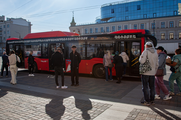 Если всего в общественном транспорте Казани собирается 7-8 млрд рублей в год, то при работе по всем нормативам, когда средств хватает на все что необходимо, надо 12 миллиардов