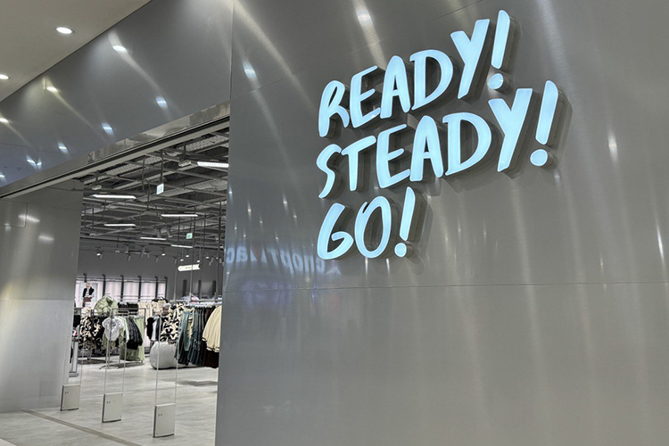 В мае на первом этаже открылся Ready! Stady! Go! Это молодежный бренд одежды от Gloria Jeans