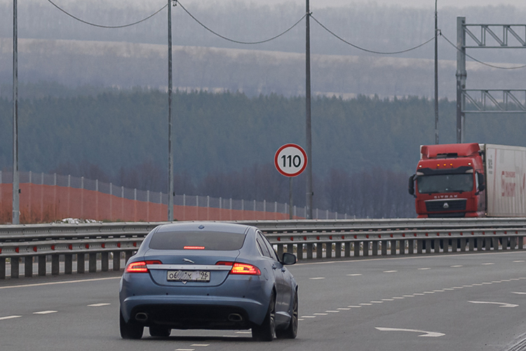 Голубой Jaguar XF с прикрытым бумагой номером несется на всех парах — взмах жезла, машина начинает притормаживать, сбрасывая скорость