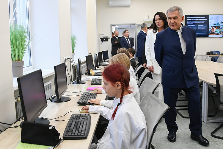 «Мы очень старенькие!»: какое желание «загадали» Минниханову на юбилей «еврейской» школы