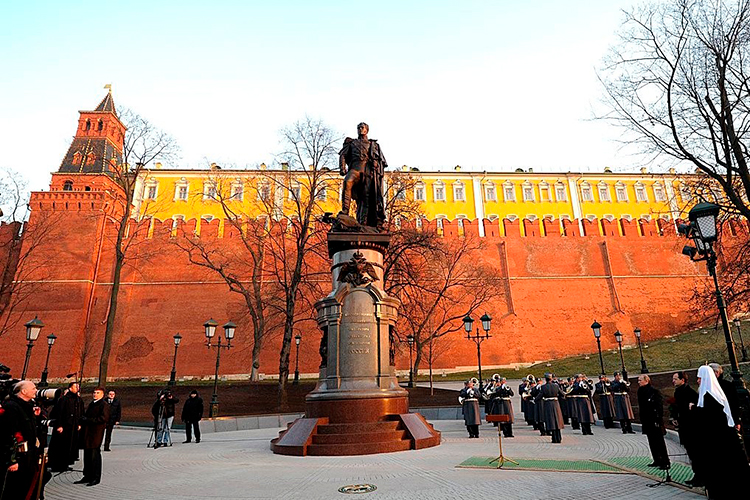 В 2014 году памятник Александру I открыли у стен Московского Кремля, в Александровском саду. Церемонию тогда посетил президент РФ Владимир Путин