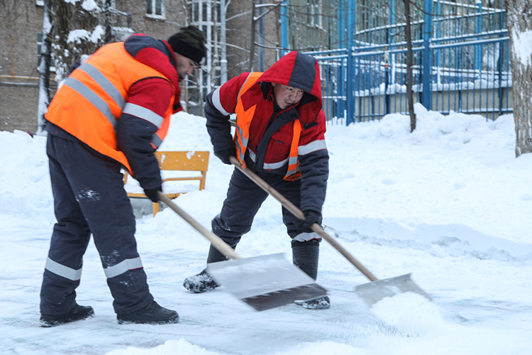 Сейчас в УК Вахитовского района работает 57 человек. Надо еще 50