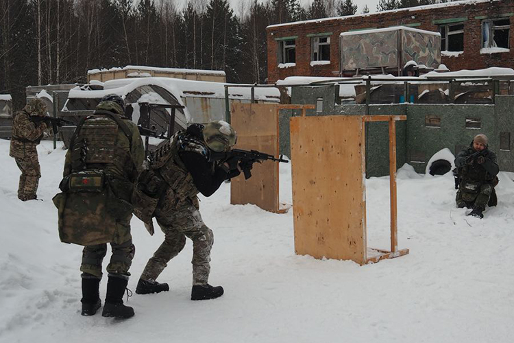 Профессиональные инструкторы движения «Дулкын-16» с военным опытом на добровольных началах несколько месяцев тренировали мобилизованных на танковом полигоне, а после сами ушли добровольцами на фронт, где служат и сегодня