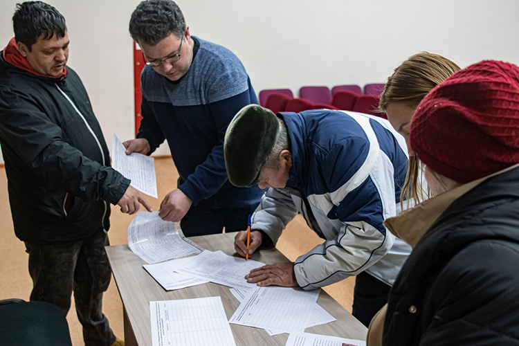 Собравшиеся собирались коллективно проголосовать против, но им оперативно сообщили — голосование регламентом не предусмотрено