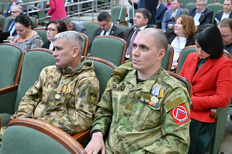 Тимур Нусратов (справа) занимает проактивную позицию в защите прав возвращающихся с СВО. Сегодня он в военной форме, с наградами, вместе со своим сослуживцем пришел на заседание движения «Татарстан — новый век», на повестке дня важный вопрос — как в реальности работают меры поддержки участникам СВО и их семьям