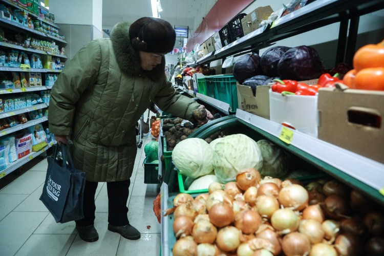 Хотя «социальный» ассортимент постепенно сокращается месяц от месяца, в «Магните» с минимальной наценкой до сих пор продают картошку, капусту, сахар, рис, гречку