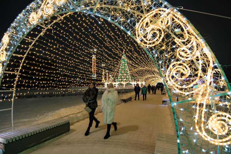 Торжественное открытие центральной елки на площади Азатлык в Набережных Челнах пройдет 20 числа