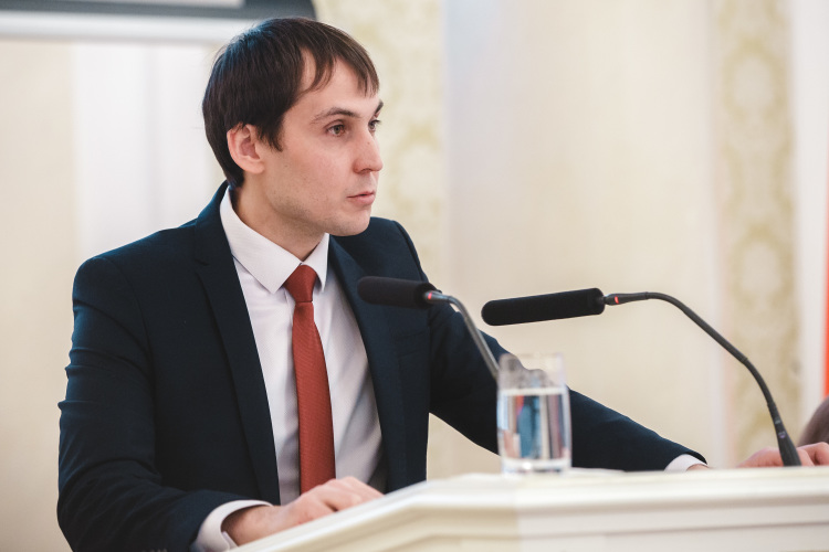 Бюджет представил начальник финансового управления исполкома Казани Ирек Мухаметшин. Доходы, как и расходы, впервые превышают 50,1 млрд рублей