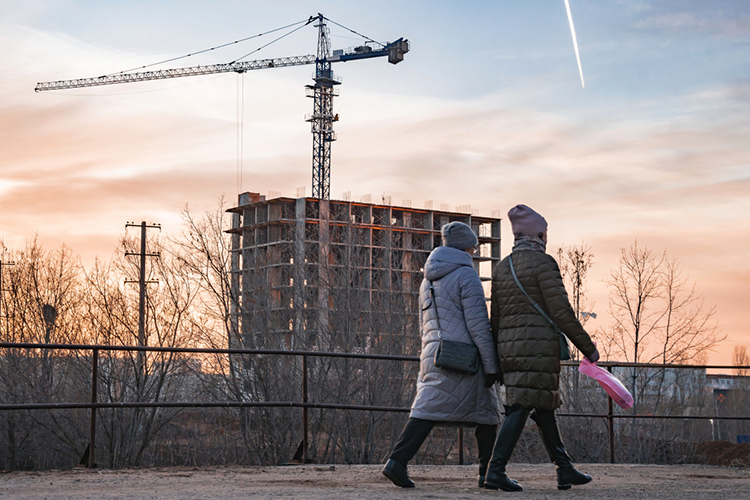 По словам Магдеева, в 2024 году в Челнах уже сданы 18 жилых домов общей площадью 270 тыс. кв. метров, а к концу года будет введено в эксплуатацию еще 15 домов