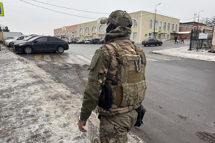 На улицах нет огромного числа военных, нет броневиков. Лишь изредка пролетит какая-нибудь «буханка» с сеткой-рабицей и буквой Z на борту: пацаны приехали в город забирать адресную помощь или по своим делам