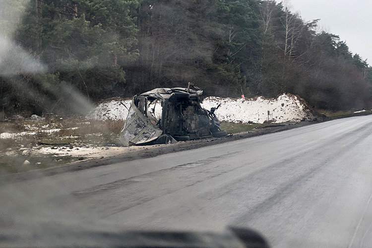 По пути увидели разорванный в клочья автомобиль. Поэтому лишний раз на проселочные, а особенно необкатанные дороги лучше здесь не съезжать