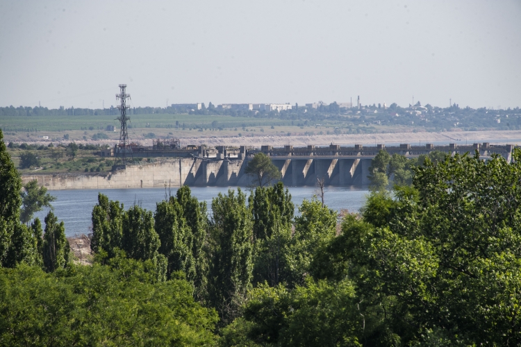 Разрушенная плотина Каховской ГЭС