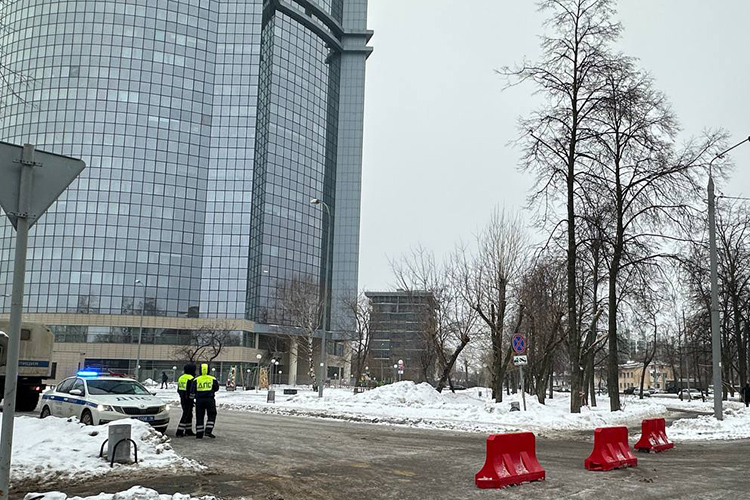 «Когда вернут жильцов? Пока ничего не ясно. Пока не было экспертизы, которая бы подтвердила, что обрушения дома не будет, все ждут»