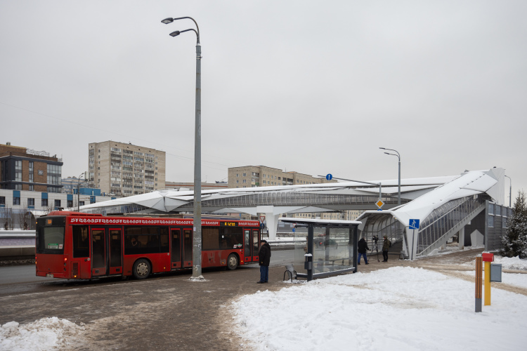 Работа общественного транспорта с 29 декабря по 8 января будет организована по графику выходного дня. В новогоднюю ночь она будет продлена до двух часов, а метро до 00:00