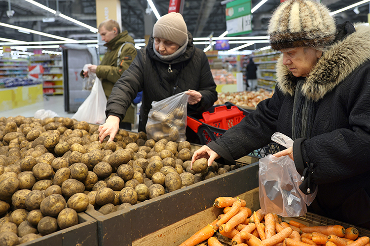 На втором месте по подорожанию — картофель, +110%, с 22 рублей в декабре 23-го до 47 в декабре этого года