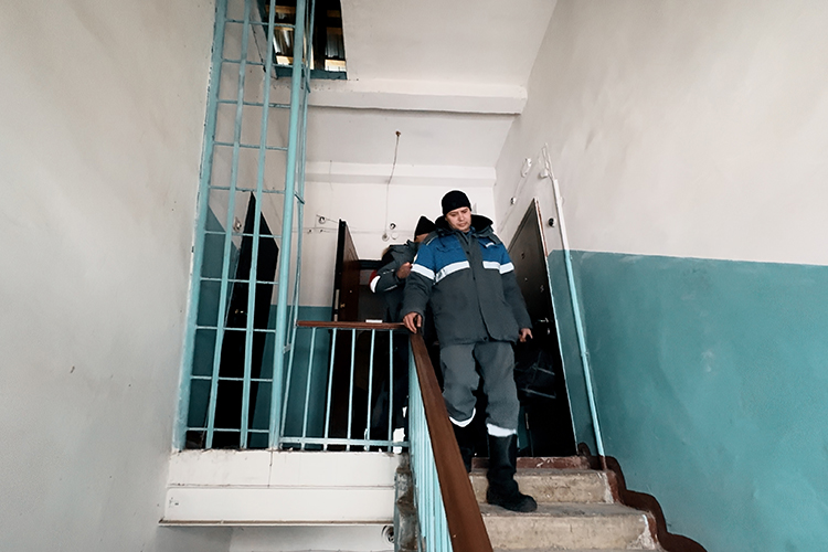 Сначала в доме работали следственные органы, а после коммунальные службы восстанавливали поврежденные конструкции и коммуникации
