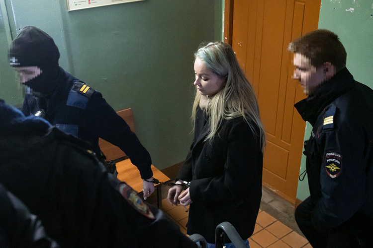 Одетая в черный пиджак и широкие голубые джинсы бизнесвумен, конечно, выглядела подавлено, тревоги в ней не читалось — лишь усталость