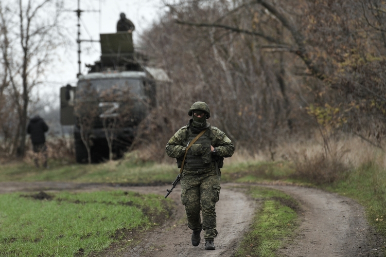 «Увеличиваются поставки военной техники. Один из ключевых показателей — российская армия получает 3,5 тысячи дронов. Улучшилось качество работы РЭБ, увеличилось количество и связанность систем ПВО. Хорошо работает система набора добровольцев-контрактников»