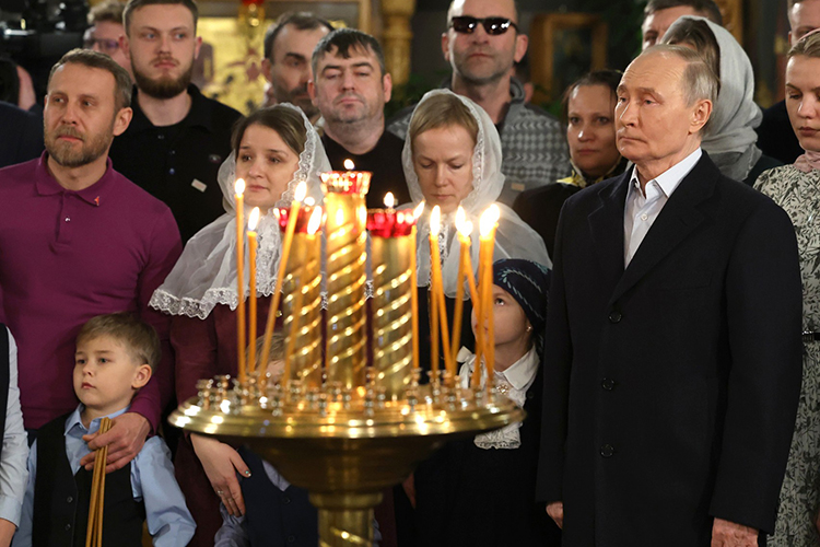 «Еще пугают Путиным своих несчастных граждан на Западе. При этом те, кто пугает, сами втайне знают, что Путин — добрый, милосердный, воцерковленный человек, который не желает никому зла»