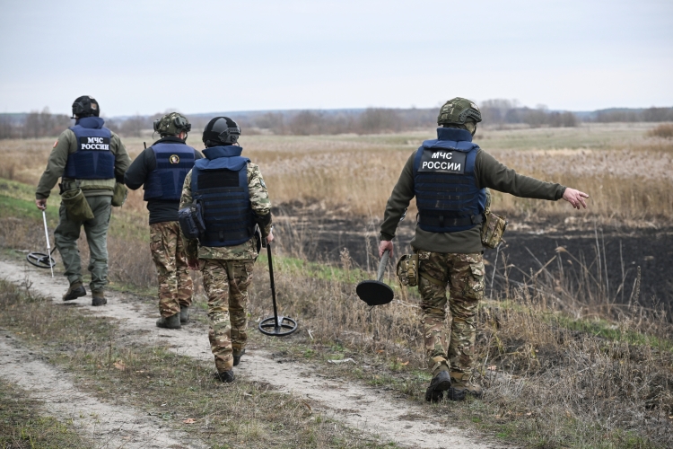 «Сейчас они удерживают 24 километра. То есть они ударили там, где более высокая плотность войск и техники, чем, скажем, в южнодонецком направлении, где постоянно у нас успехи, мы что-то окружаем, кого-то бьем, но вот там достаточно разряжена вообще сила»