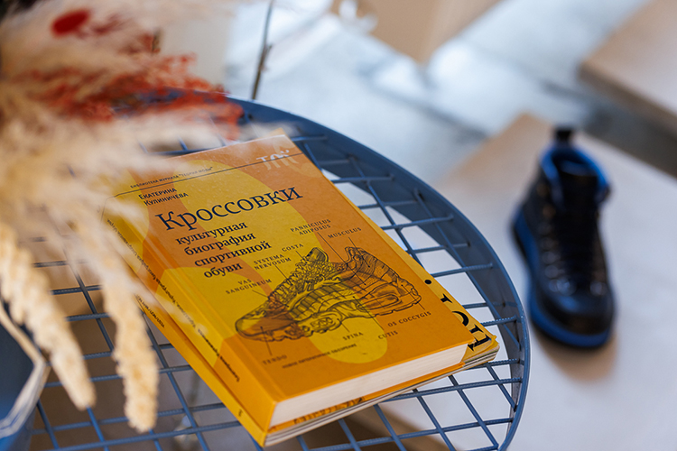 «Люди забивали встречи у „Аутпак“, это стало модное место. И система, которую я тогда сформировал, общаясь с покупателями, до сих пор работает в нашем магазине»