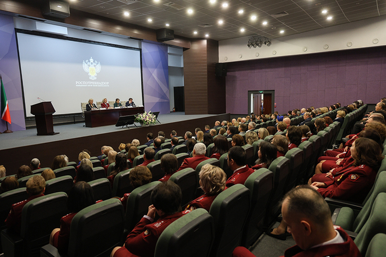 Зрителям напомнили, что год был насыщен крупными мероприятиями, и чтобы никто не завез опасные инфекции, ведомство досмотрело более 111 тыс. человек, 32 тыс. раз проверило пищевые продукты, воду и воздух, исключило из меню почти 600 (!) эпидемиологически опасных блюд, забраковало 10 тонн продукции