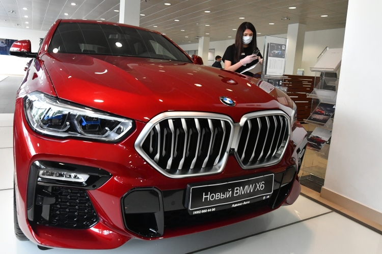 4-е место по итогам года взял BMW X6, предлагаемый с адаптивными амортизаторами, активными стабилизаторами да еще и подруливающей задней осью