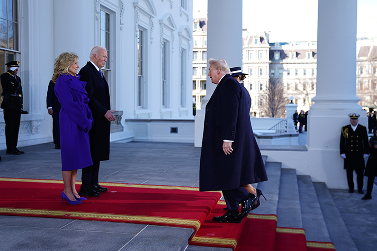  Дональд Трамп вступил в должность президента США 