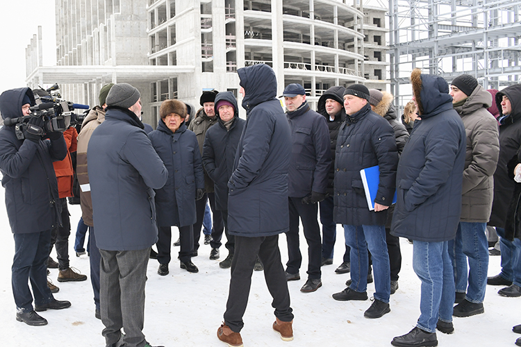 Приехавший в Казань Дмитрий Патрушев сходу отправился на промплощадку в Осиново, где провел совещание у «скелета» МСЗ