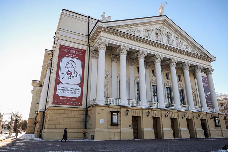 Наиболее остро проблема дефицита билетов в театр им. Джалиля встает дважды в год — зимой и весной, в канун брендовых фестивалей театра — оперного Шаляпинского и балетного Нуриевского