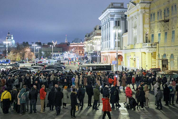 Пожалуй, последний анахронизм из прежних времен — ночные стояния за «Щелкунчиком» в Большой театр, прекратился как раз этой зимой, все продажи перенесли в онлайн