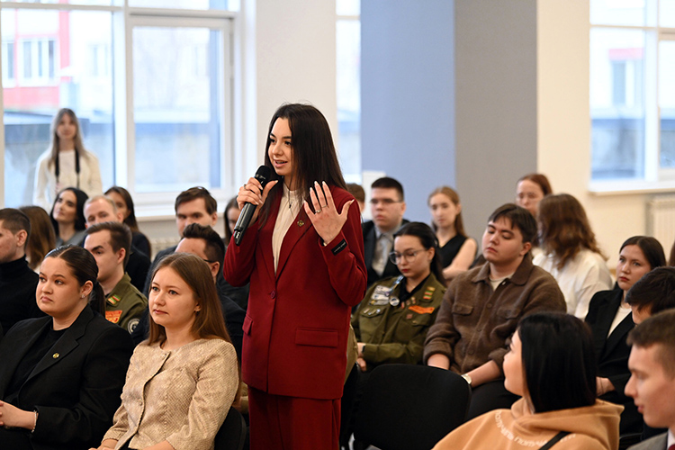 По лицам молодежи было видно, что все ждали этой встречи