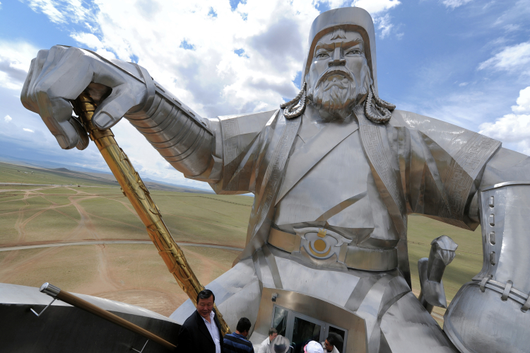 В разное время татаро-монголы выглядели в российском и зарубежном кино по-разному, были попытки очеловечить Чингисхана, а в некоторых показан «генетический» страх Запада перед Ордой