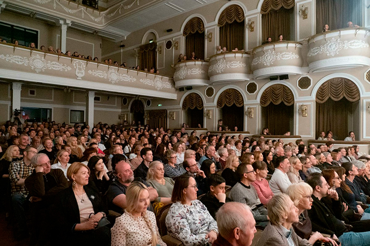 «Театр держит планку уже десятки лет. Сейчас же вообще почти не попасть туда — раскупают билеты на все спектакли»