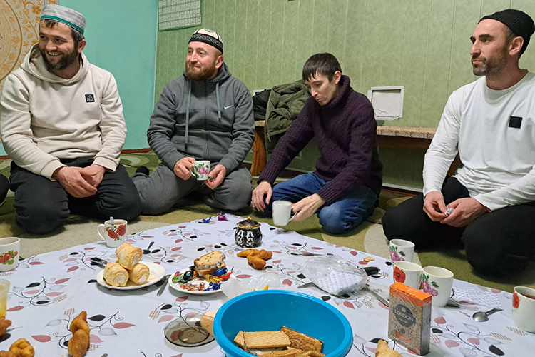 «Крылатые ракеты летят около мечети»: как живут и о чем молятся мусульмане ЛНР