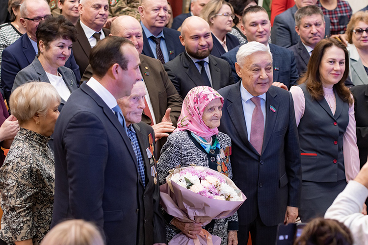 В конце были вручены правительственные награды и медали в честь 80-летия Победы ветеранам Великой Отечественной войны