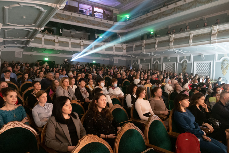 В театре перед вечерним спектаклем «Беренче мәхәббәт» («Первая любовь») публике предлагалось посетить «мероприятие под названием „Мәхәббәттән — мәхәббәткә“ („От любви — к любви“), посвященное Дню влюбленных»