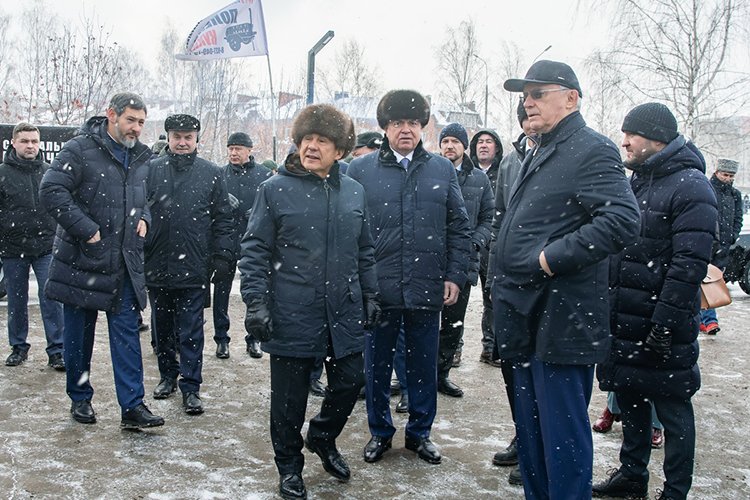 В это морозное утро предприниматели и министры спешили на отчетную сессию городского совета Набережных Челнов