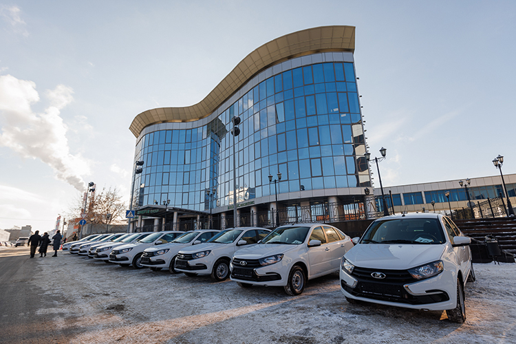 Всего фонд «Нэфис» закупил и подготовил 10 новых автомобилей LADA Granta для 10 ветеранов СВО